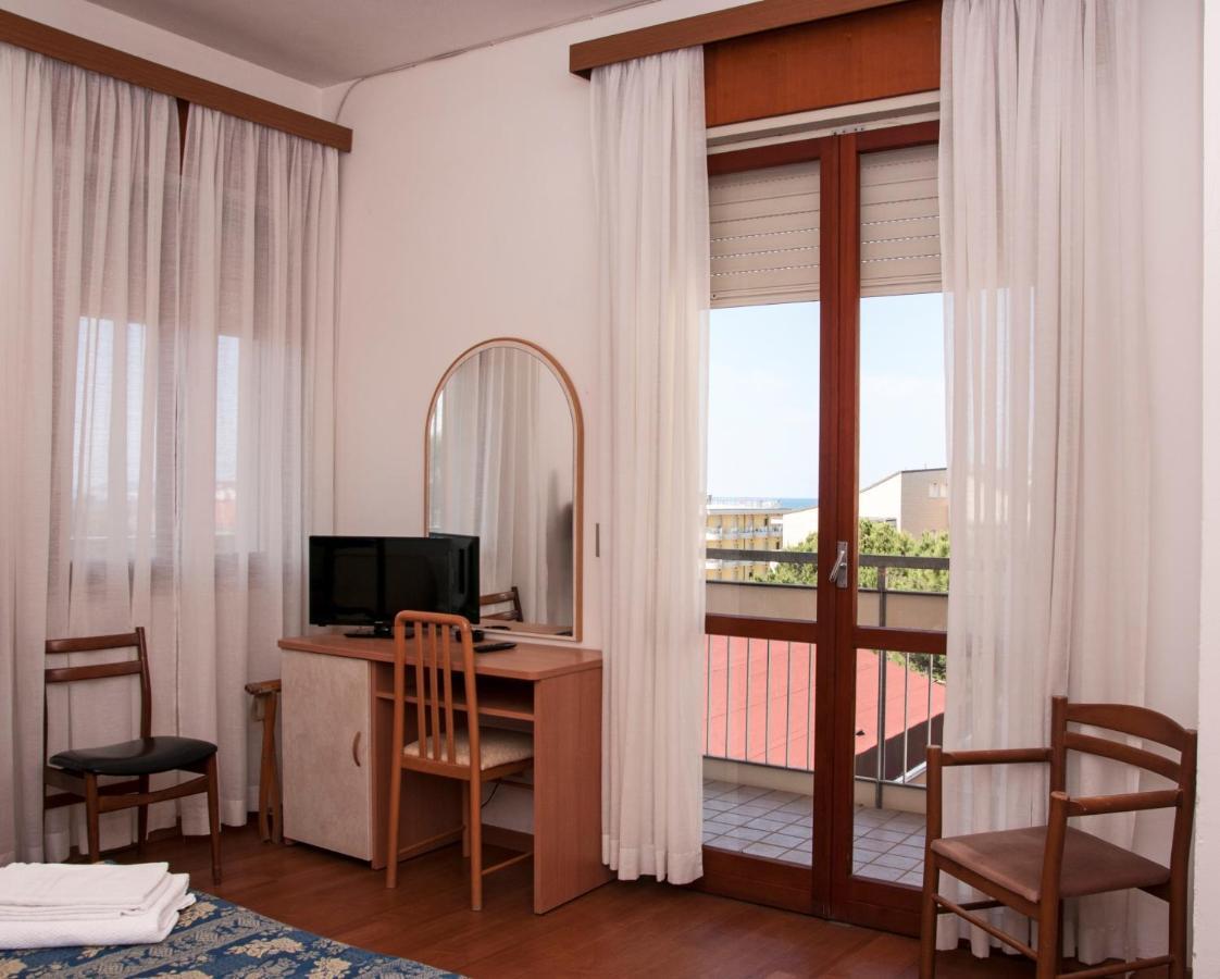 Hotel Rugantino Чезенатико Экстерьер фото