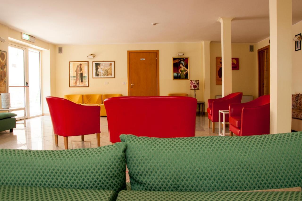 Hotel Rugantino Чезенатико Экстерьер фото