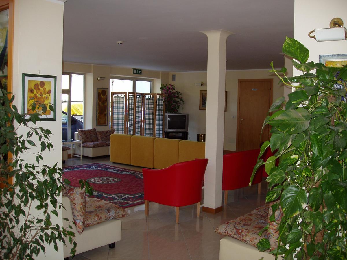 Hotel Rugantino Чезенатико Экстерьер фото